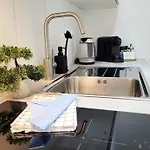 Charmantes Am Hafen Mit Gratis Bettwaesche-paket Und Terrasse Appartement