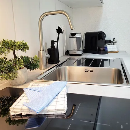 Charmantes Am Hafen Mit Gratis Bettwaesche-paket Und Terrasse Lägenhet