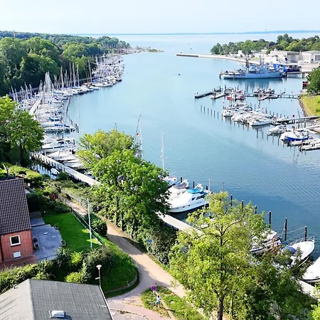 Charmantes Am Hafen Mit Gratis Bettwaesche-paket Und Terrasse Lägenhet